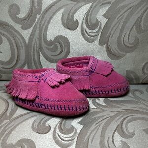 Minnetonka Baby Girl 2 Pink Fringe Moccasins, Infant Shoes Leather Purple